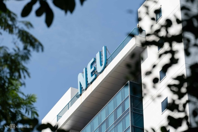 Tên tiếng Anh viết tắt của Đại học Kinh tế Quốc dân trên một tòa nhà trong khuôn viên trường. Ảnh: Hoàng Giang