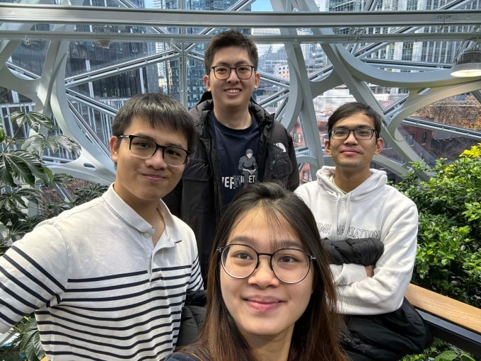 Thuấn (áo đen) và bạn bè đang làm việc trong lĩnh vực công nghệ ở Mỹ. Ảnh: Nhân vật cung cấp