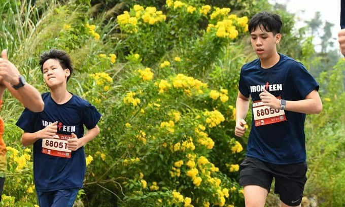 Nghĩa (phải) trong một giải chạy. Ảnh: Gia đình cung cấp