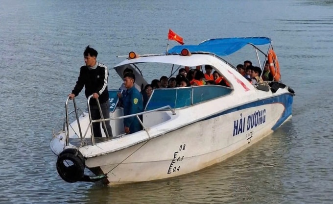 Lực lượng chức năng hỗ trợ đưa đón học sinh qua sông Cái Nha Trang sáng 23/12. Ảnh: Kỳ Sao