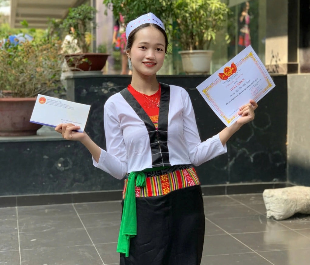 Tuổi thơ khắc nghiệt của thủ khoa người Mường và trăn trở bán bò đi học - 1