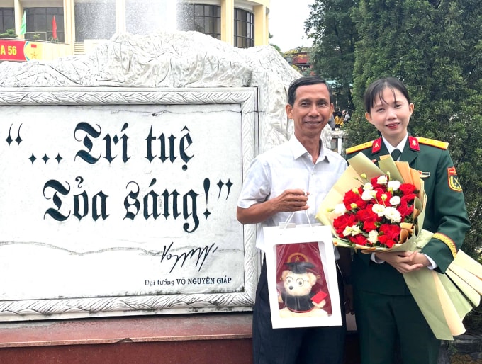 Bố từ Tây Ninh ra Hà Nội dự lễ tốt nghiệp của Thoại. Ảnh: Nhân vật cung cấp