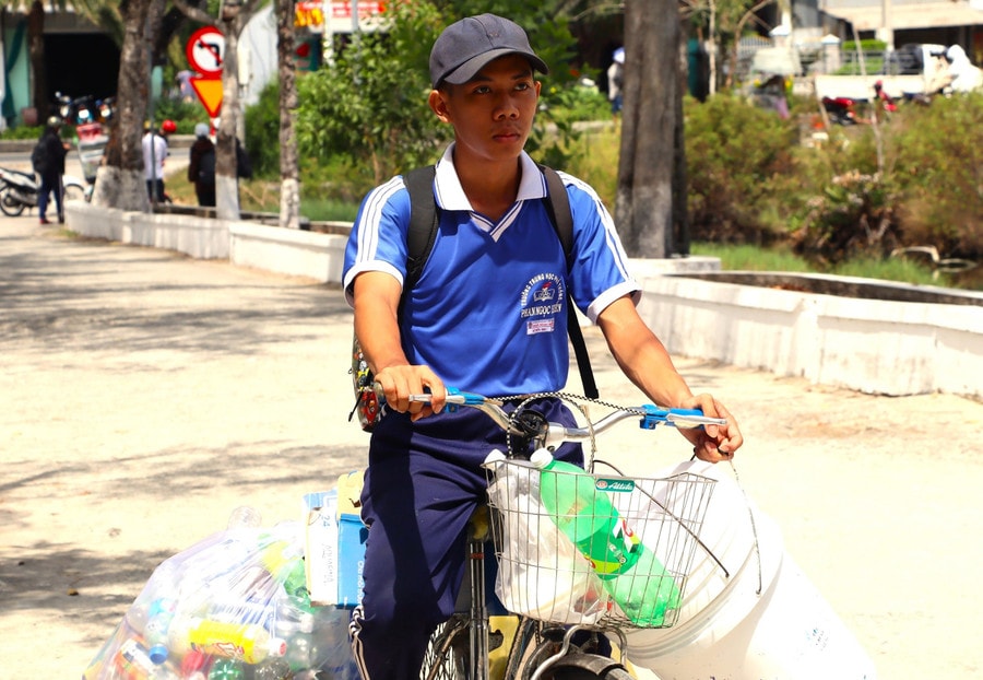 Lê Hữu Do vừa đạp xe đi học vừa thu gom phế liệu.