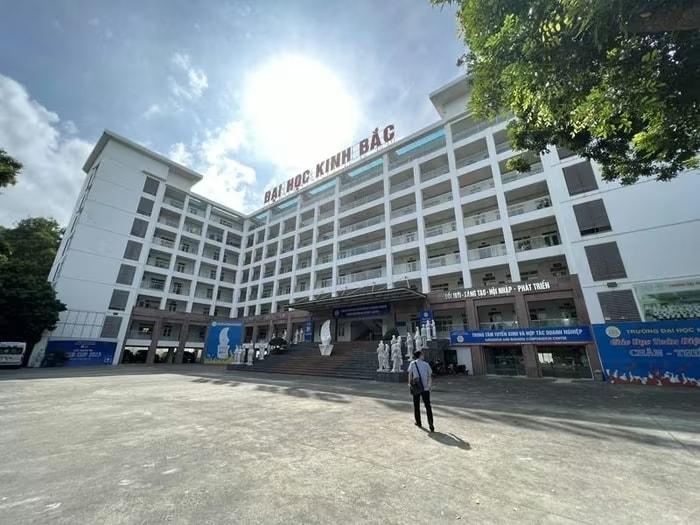 static-images.vnncdn.net-vps_images_publish-000001-000003-2025-12-29-_khuon-vien-truong-dai-hoc-kinh-bac-2043.avif.jpg