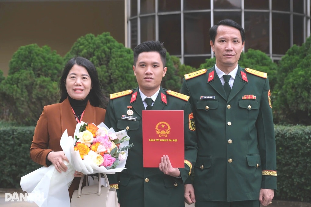 Cãi lời mẹ, nam sinh tốt nghiệp loại giỏi, được giữ lại trường - 3