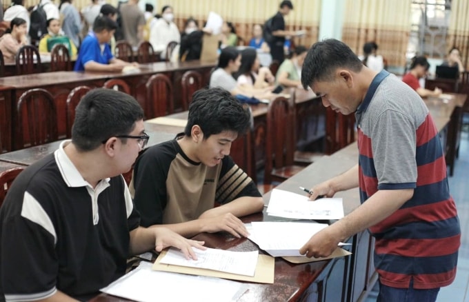 Tân sinh viên trường Đại học Đồng Nai làm thủ tục nhập học, tháng 9/2025. Ảnh: Trường Đại học Đồng Nai