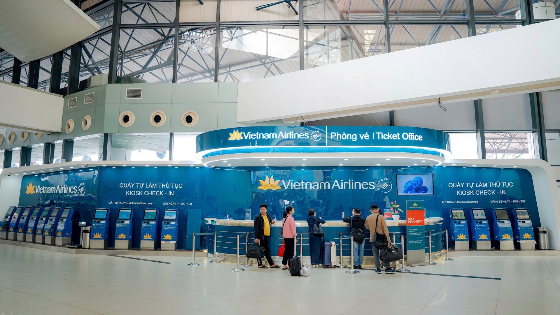 khach-lam-thu-tuc-tai-cac-kiosk-check-in-nha-ga-t1-1-.jpg