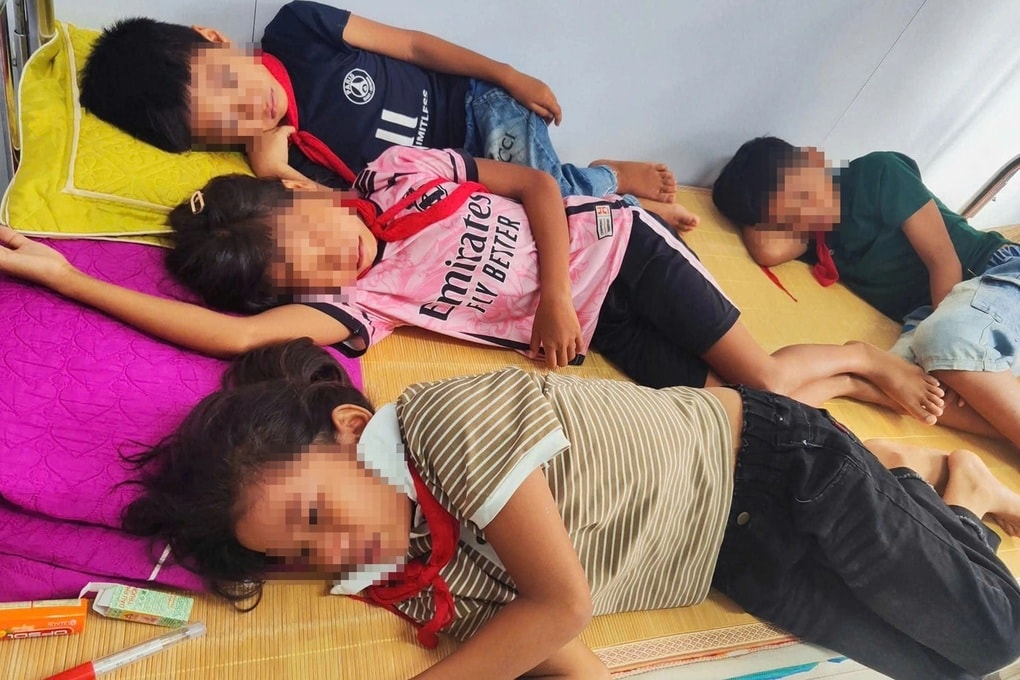 Loạt con sâu trong bữa ăn bán trú ở trường học năm 2025 - 1