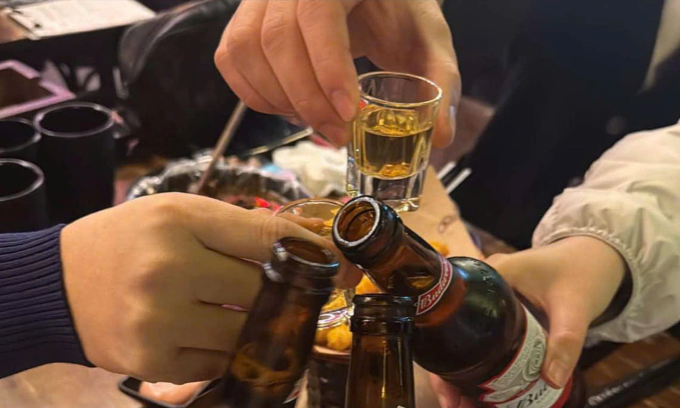 Để đảm bảo sức khỏe, cần biết giới hạn của bản thân, không cố uống rượu bia quá sức. Ảnh: Phương Hằng