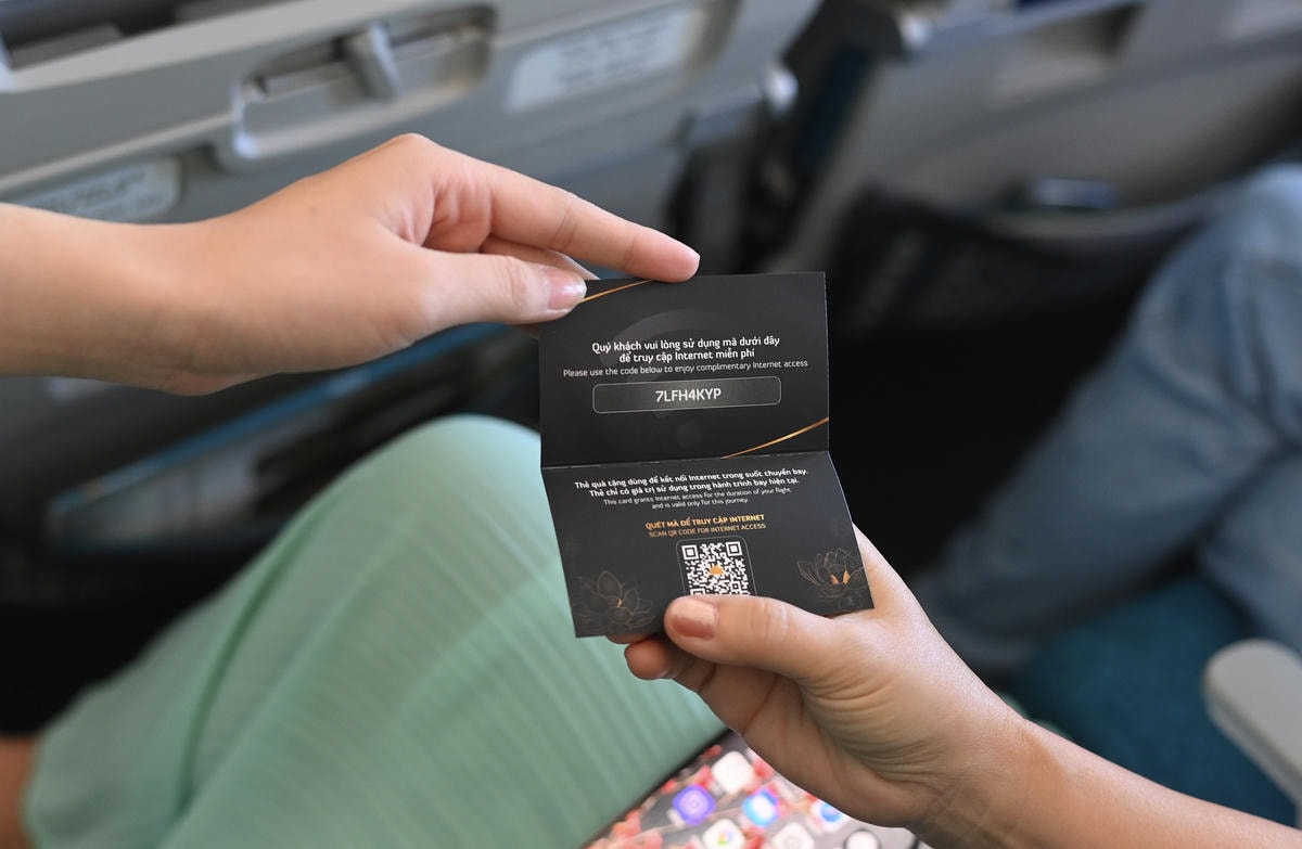 Trong thời gian từ nay đến hết 31/3/2026, Vietnam Airlines sẽ tiếp tục cung cấp miễn phí dịch vụ Internet cho khách hàng hạng thương gia và 15 phút nhắn tin cho toàn bộ hành khách.