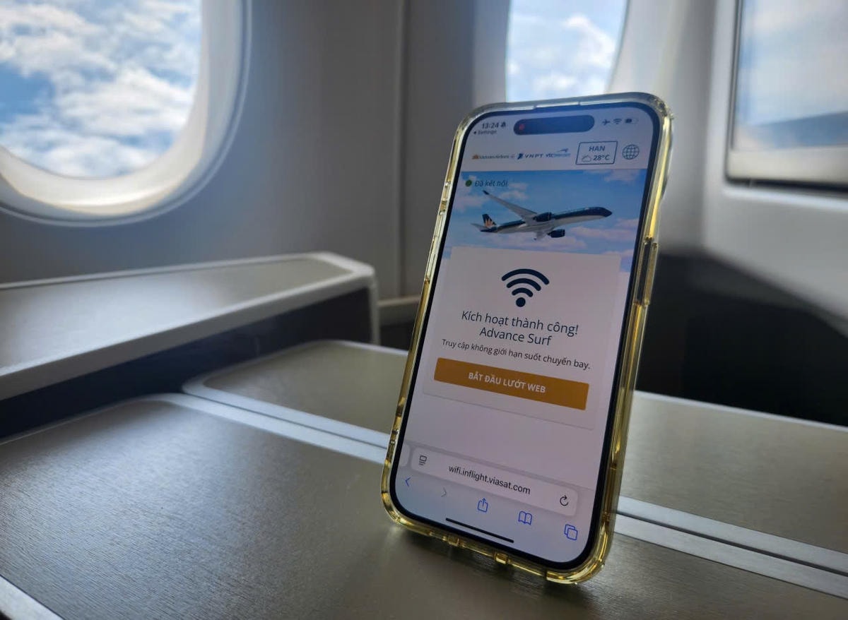 Hành khách truy cập Internet trên máy bay Vietnam Airlines thông qua hệ thống kết nối vệ tinh, đáp ứng nhu cầu làm việc và giải trí.