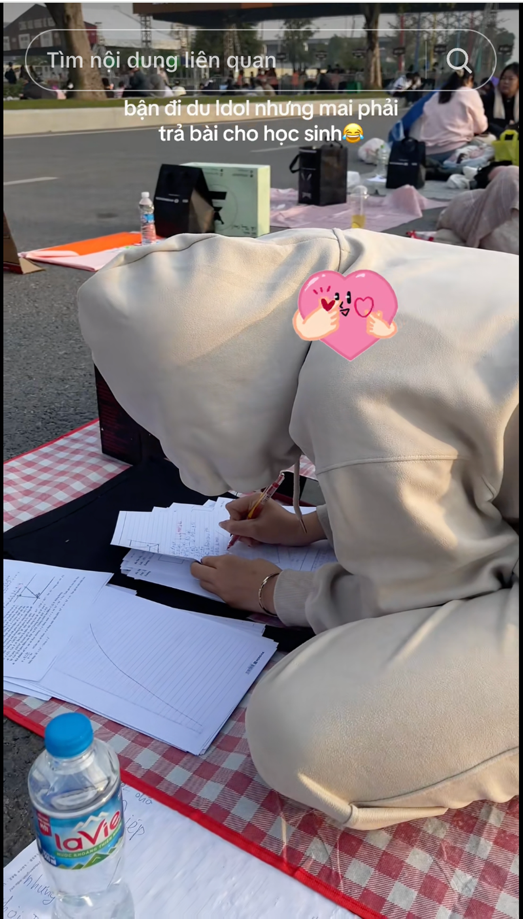 Bận “đu idol”, cô giáo tranh thủ bỏ bài học sinh ra chấm giữa concert - 1