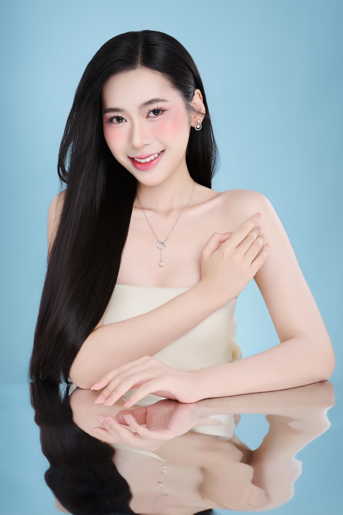 Hoàng Quý Lan, người dân tộc Tày, 22 tuổi, cao 1,75 m. Cô có kinh nghiệm catwalk, từng tham gia Hoa hậu Việt Nam 2024.