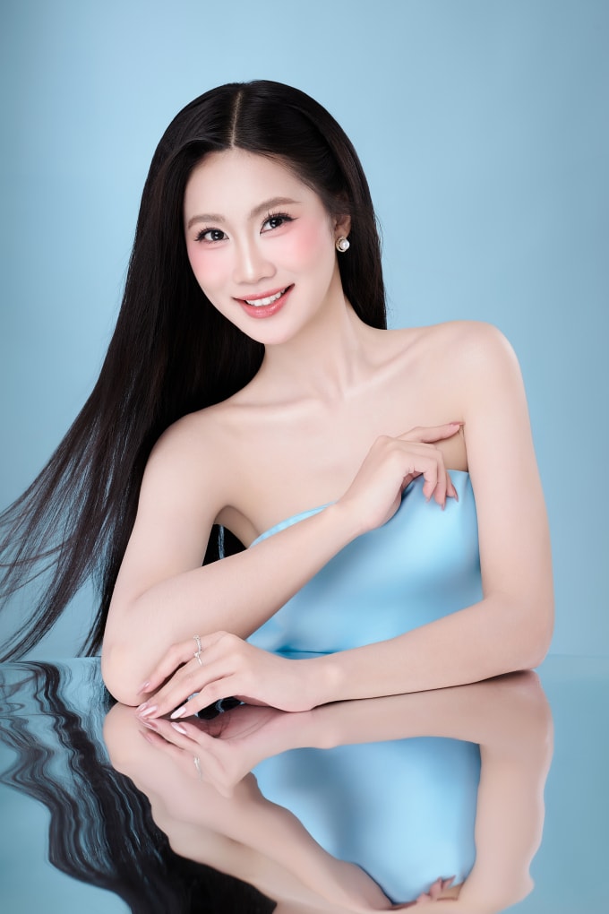 Người đẹp Nguyễn Thị Thu Hằng, 19 tuổi, quê Thanh Hóa, cao 1,75 m. Cô là á khôi Sinh viên thanh lịch toàn quốc năm 2024, đang theo học Đại học Kinh tế Quốc dân Hà Nội. Thu Hằng vào top 10 Hoa hậu Việt Nam 2024 hồi giữa năm.