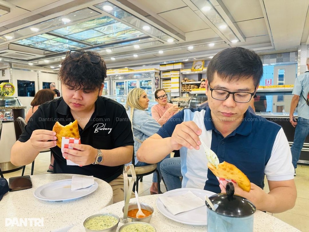 Cuộc sống của 2 kỹ sư Việt Nam mắc kẹt ở Venezuela sau khi Mỹ đột kích - 1