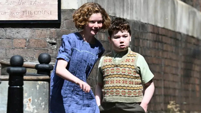 Diễn viên nhí David McKenna (phải) và Beatrice Campbell đóng chính Narnia. Ảnh: SplashNews