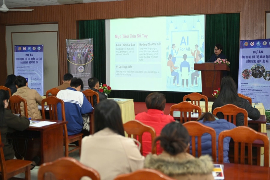 TS. Phạm Ngọc Phương, chuyên gia lớp tập huấn chia sẻ về nội dung và tài liệu tập huấn. ts-pham-ngoc-phuong-chuyen-gia-lop-tap-huan-chia-se-ve-noi-dung-va-tai-lieu-tap-huan.jpg