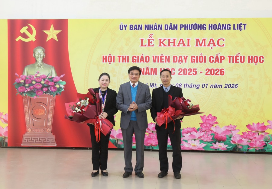 Ông Nguyễn Trường Sơn - Bí thư Đảng ủy phường Hoàng Liệt tặng hoa chúc mừng Ban Giám khảo hội thi. a55a0159.jpg