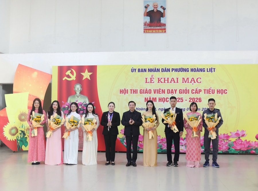 Ban tổ chức tặng hoa chúc mừng các thầy cô giáo dự hội thi. a55a0175.jpg