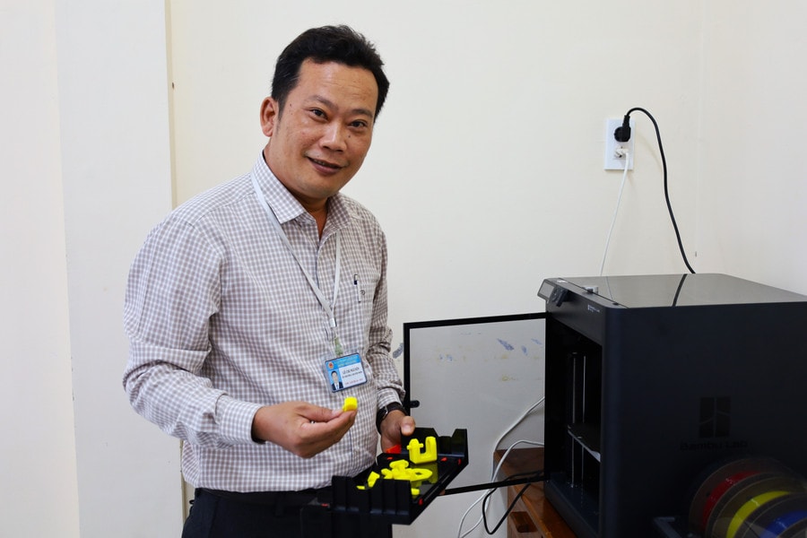 Thầy Lê Chí Nguyễn, Tổ trưởng Tổ Vật Lý - Tin học, Trường THPT Cái Nước giới thiệu thiết bị được đầu tư tại phòng học STEM của trường. truong-hoc-so-5.jpg