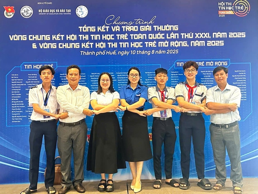 Em Trần Quốc Đạt cùng thầy cô tại lễ trao giải thưởng vòng chung kết Hội thi Tin học trẻ toàn quốc. gen-h-dat-giai.jpg
