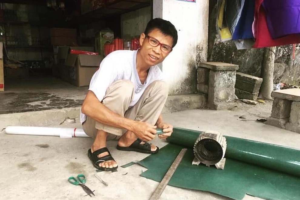 Con dịch vài từ tiếng Anh, bố rối rít cảm ơn khiến nhiều người xúc động - 3