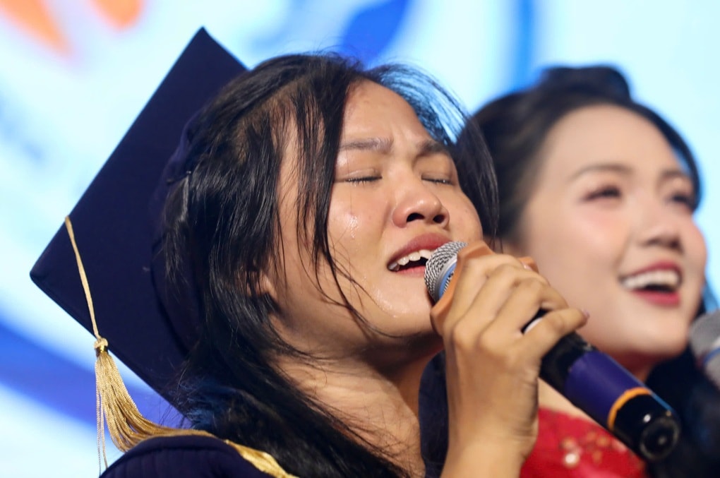 Chuyện đời của nữ thủ khoa mồ côi khiến cả hội trường khóc nghẹn - 2