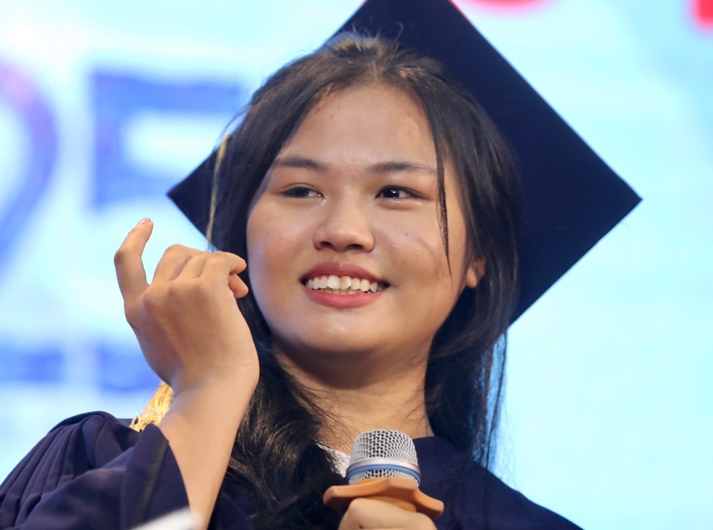 Chuyện đời của nữ thủ khoa mồ côi khiến cả hội trường khóc nghẹn - 1