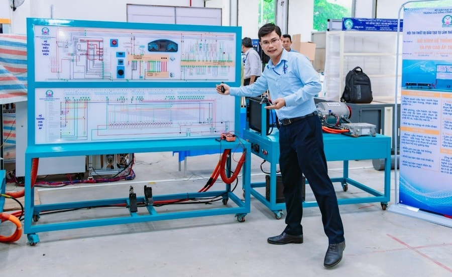 ThS Nguyễn Vĩnh Hiệp bên mô hình ô tô điện tại Hội thi “Thiết bị đào tạo tự làm TPHCM”. Ảnh: NTCC