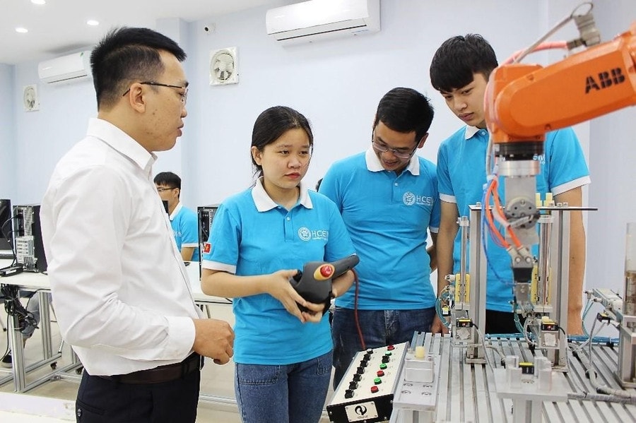 Sinh viên Trường Cao đẳng Cơ điện Hà Nội trong giờ thực hành. Ảnh: HCEM