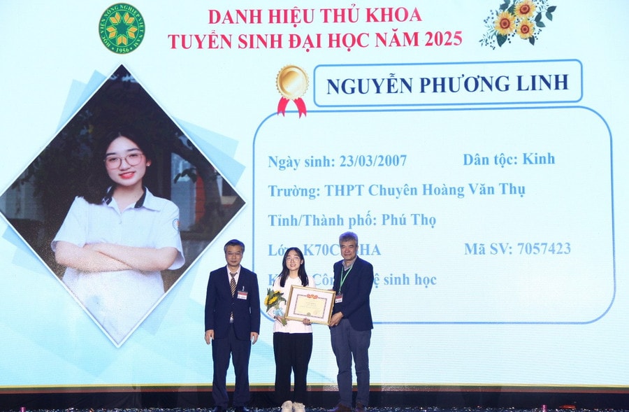 Lãnh đạo Học viện Nông nghiệp Việt Nam trao Giấy khen cho sinh viên Nguyễn Phương Linh - Thủ khoa đầu vào kỳ tuyển sinh năm 2025.