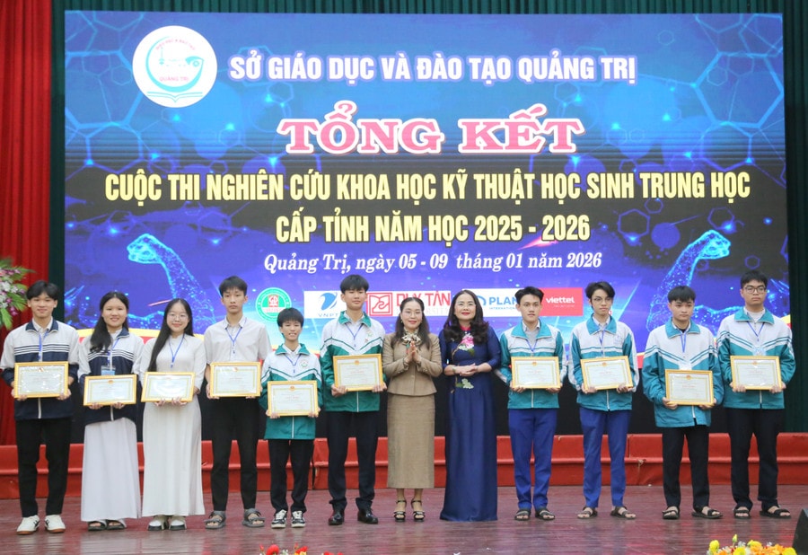 Giám đốc Sở GD&ĐT tặng Giấy khen cho học sinh đạt giải Nhất. chung-ket-khkt-3.jpg