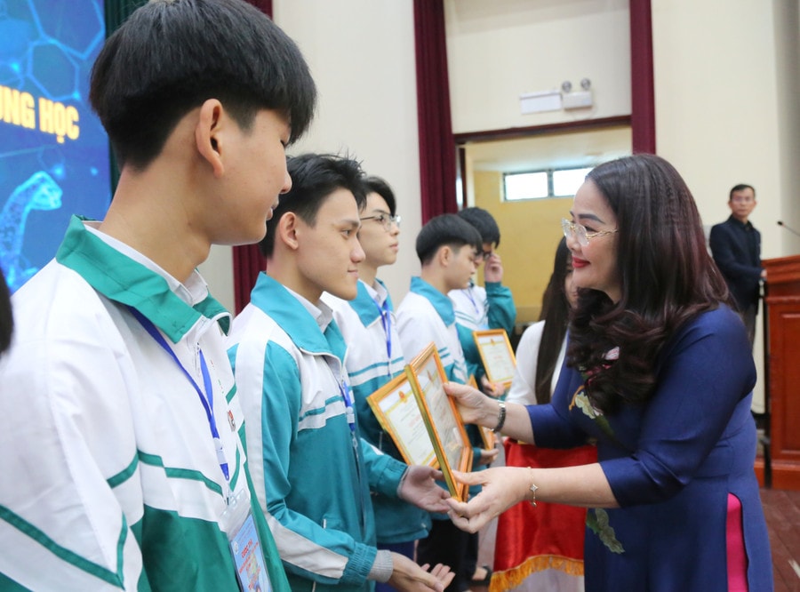 Bà Lê Thị Hương - Giám đốc Sở GD&ĐT tặng Giấy khen cho các học sinh.