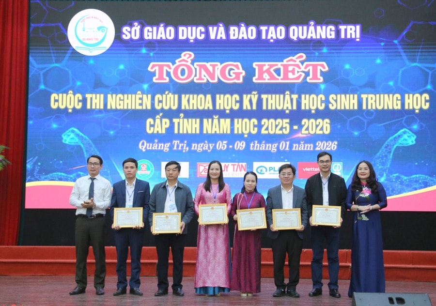 Tặng giấy khen cho các giáo viên hướng dẫn. chung-ket-khkt-5.jpg