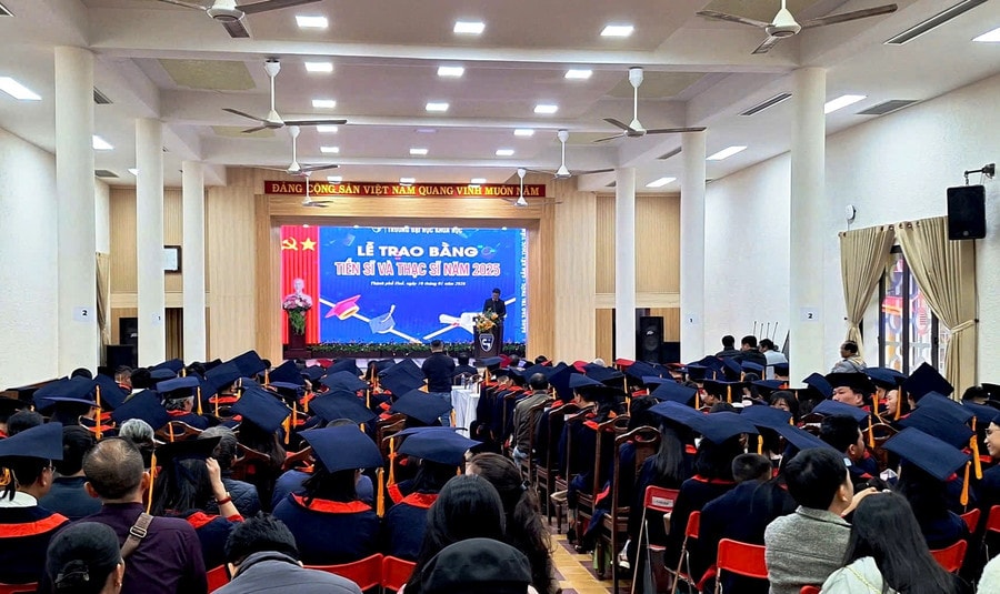 Tổng số 183 tân tiến sĩ, thạc sĩ nhận bằng tại Trường ĐH Khoa học Huế. z7416668192946-515d899ea85a31134be730083646d286.jpg