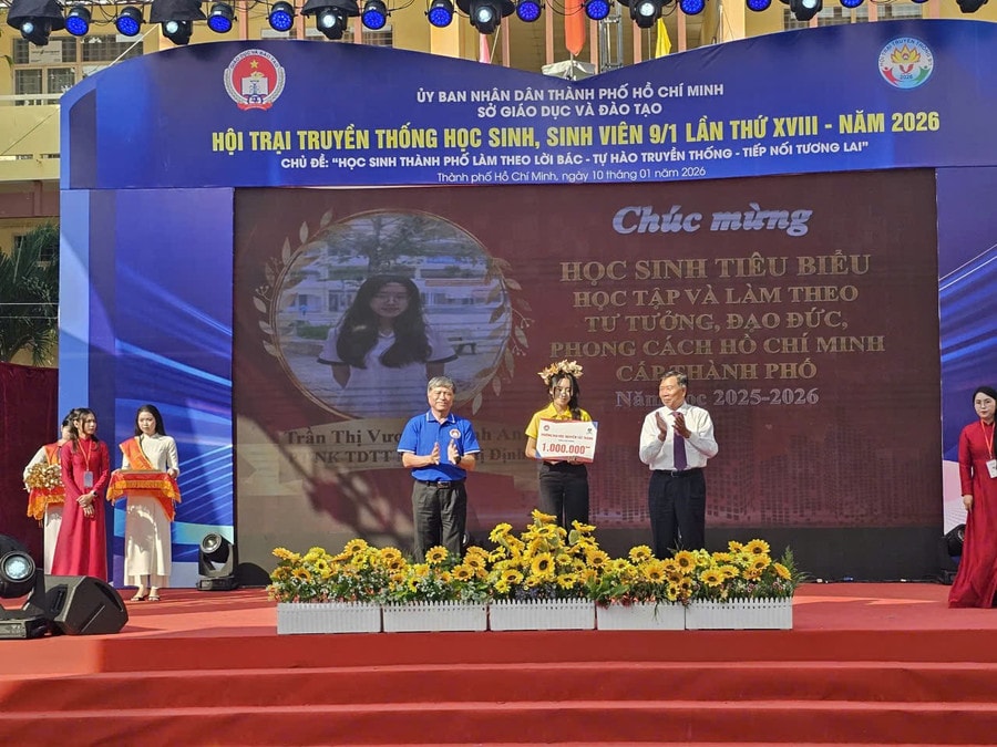 Học sinh tiêu biểu trong học tập, làm theo tư tưởng, đạo đức, phong cách Hồ Chí Minh được tặng giấy khen. Ảnh: ND.