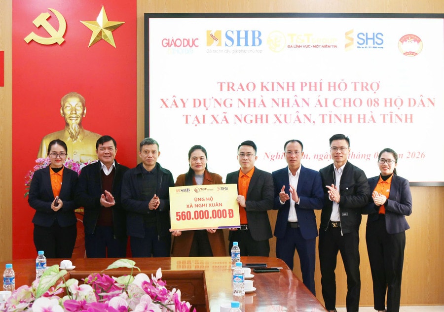 Trao 560 triệu đồng xây dựng nhà nhân ái cho 4 hộ dân ở xã Nghi Xuân.