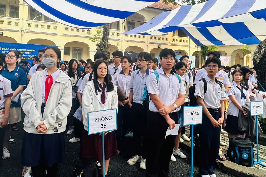 3.800 học sinh tiêu biểu tại các trường THCS và THPT của TPHCM tham dự kỳ thi.