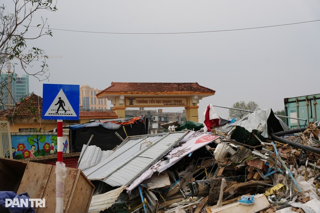 Hơn 1.000 học sinh, giáo viên khốn khổ vì trường mới còn “nằm trên giấy” - 1