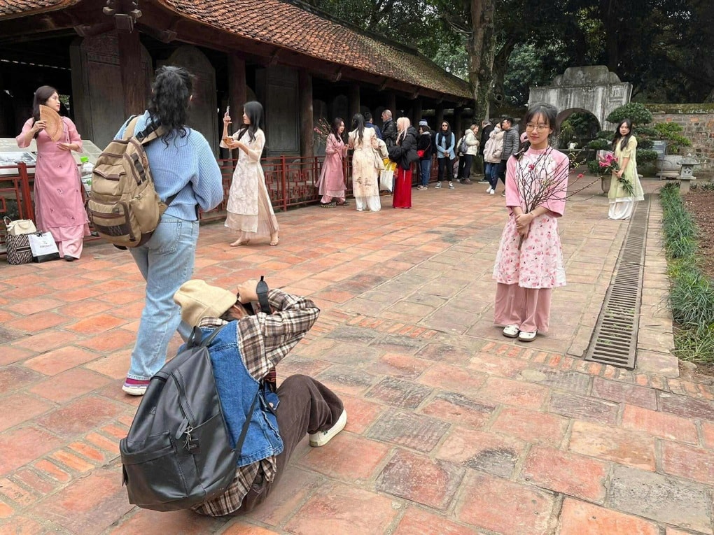 Sinh viên chụp ảnh áo dài Tết: “Sống ảo” hay giữ truyền thống? - 3