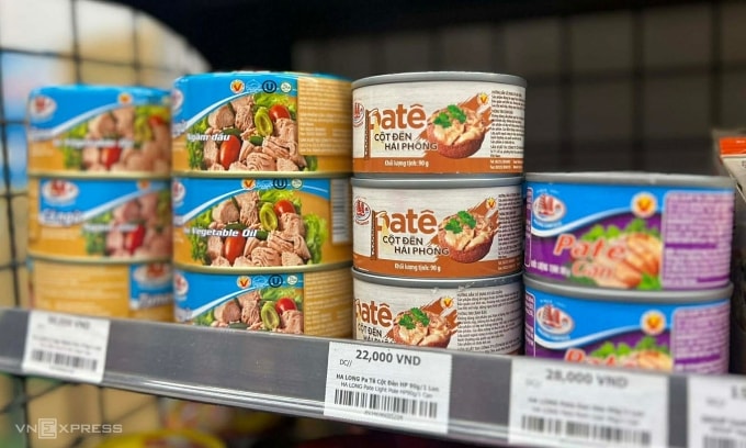 Một số sản phẩm của Đồ hộp Hạ Long trên kệ một siêu thị ở Hà Nội trưa 8/1. Ảnh: Việt Hưng