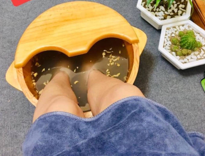 Ngâm chân là liệu pháp chăm sóc và phục hồi sức khỏe đơn giản, dễ thực hiện, đòi hỏi mọi người kiên trì, làm thường xuyên để có kết quả. Ảnh: Mộc Đan