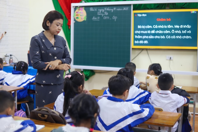 Giáo viên và học sinh trường Tiểu học Hưng Lợi, xã Lam Thành, tỉnh Nghệ An, tháng 10/2025. Ảnh: Đức Hùng