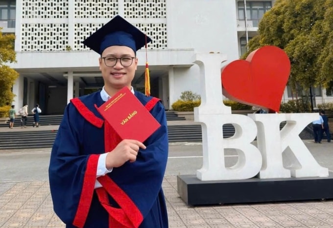 Sơn trong ngày tốt nghiệp ở Đại học Bách khoa Hà Nội. Ảnh: Nhân vật cung cấp