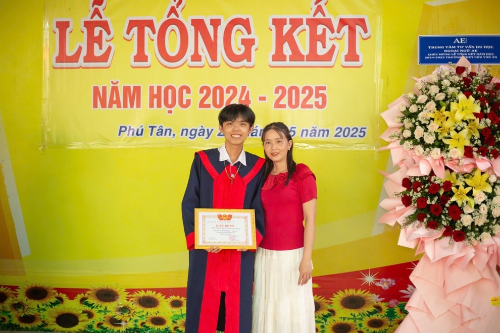 10 năm tự học để cố thoát nghèo của chàng thủ khoa có 2 điểm 10 - 1