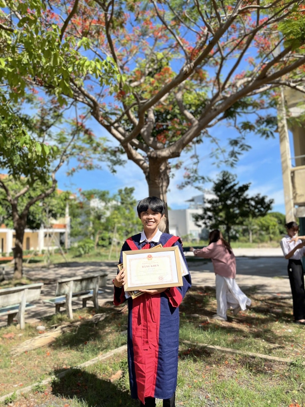 10 năm tự học để cố thoát nghèo của chàng thủ khoa có 2 điểm 10 - 3