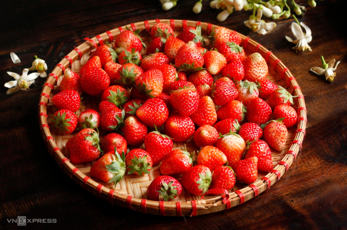 Hãy kết thúc bữa ăn bằng các loại quả mọng (dâu tây, việt quất) giúp làm chậm quá trình hấp thụ carbohydrate từ bữa chính. Ảnh: Bùi Thủy