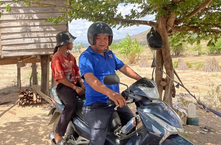 Thầy Tùng chăm lo đời sống, hỗ trợ học sinh khó khăn. Ảnh: Nguyễn Dung