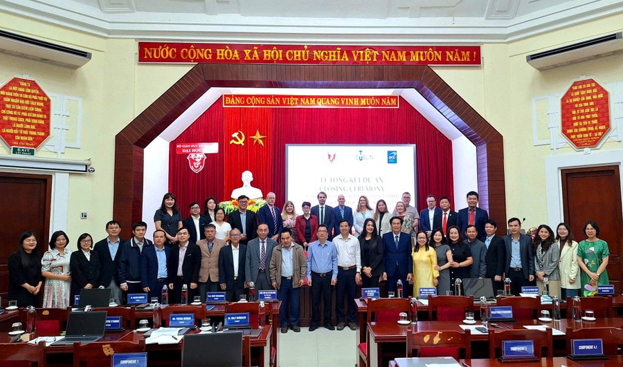 Đại học Huế và đoàn của Chính phủ Ireland chụp ảnh lưu niệm.