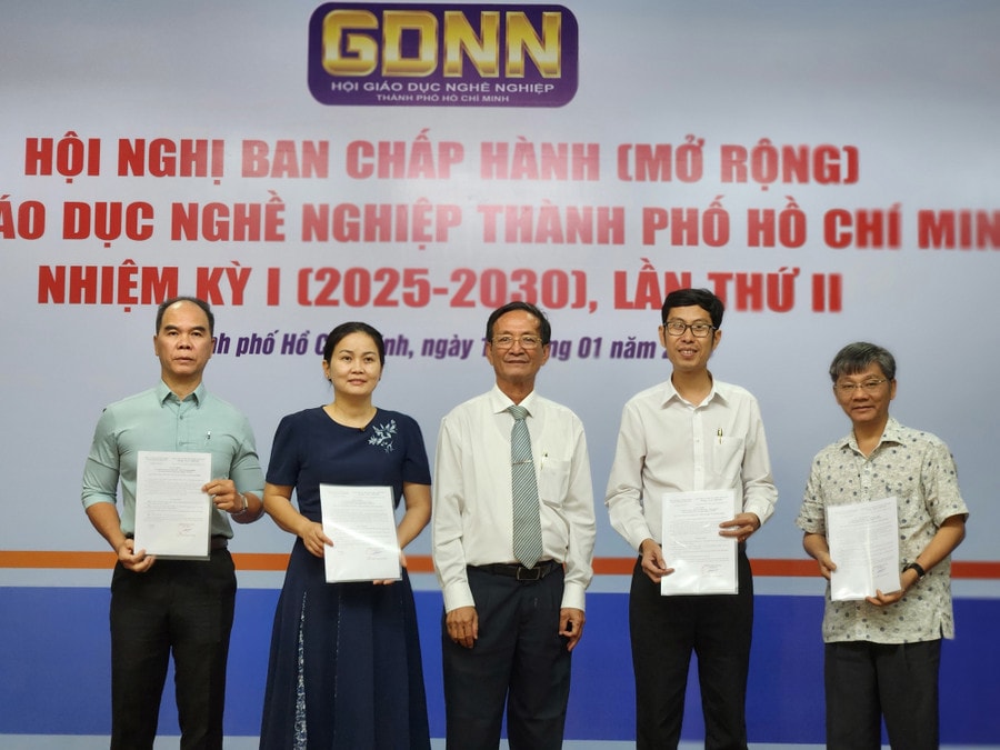 Trao quyết định thành lập 5 ban chuyên môn. 1000160643.jpg
